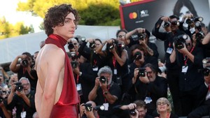 Gaya Stylish Timothee Chalamet di Venice Film Festival 2022! Cuek Pakai Backless dan Celana Pendek di Red Carpet