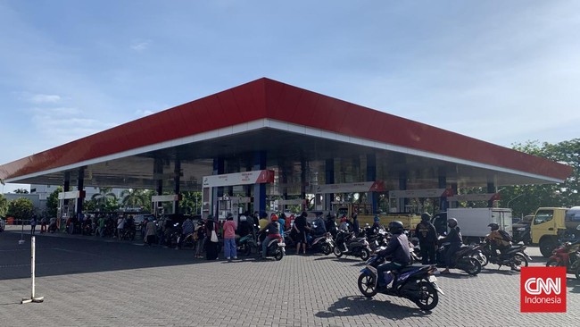 Sejumlah warga di daerah kaget dan protes usai Presiden Jokowi resmi menaikkan harga BBM pertalite hingga solar.