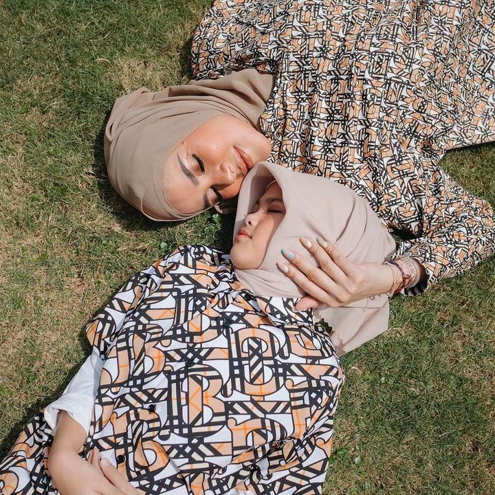 <p>Belum lama ini, Aleena mengungkapkan alasannya mengenakan hijab di usia kanak-kanak. Ia memakainya karena Allah, Bunda. Alasan yang membuat takjub sekaligus mengharukan ya. (Foto: Instagram @aleenaaufar @ollaramlan)</p>
