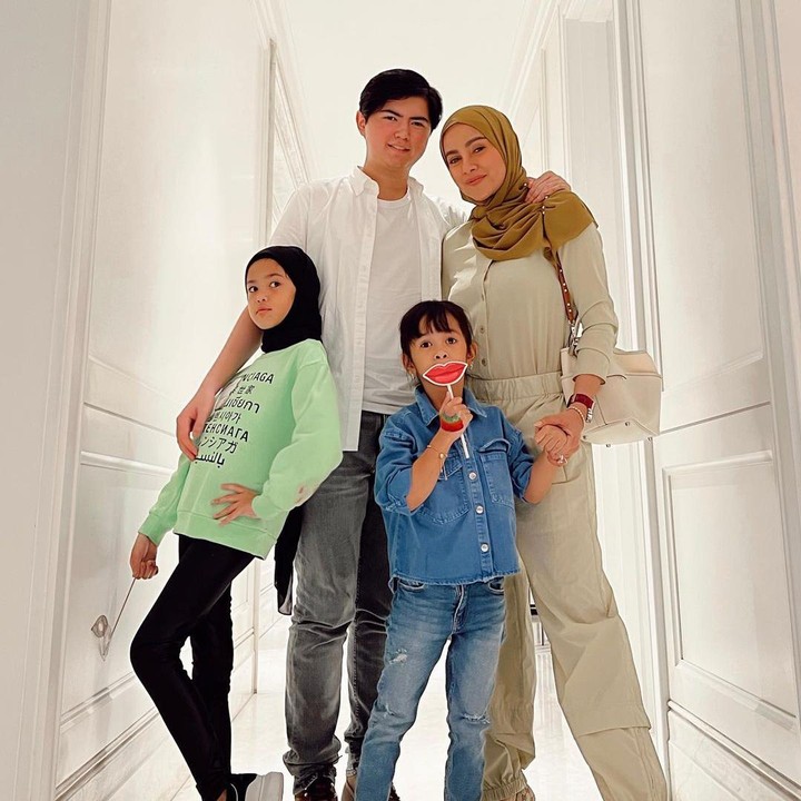 <p>Olla Ramlan telah menjadi Bunda tiga anak. Ia telah memiliki tiga orang anak yaitu Sean Michael Alexander, Aleena Naira Hana Hutapea, dan Adreena Naira Hana. (Foto: Instagram @aleenaaufar @ollaramlan)</p>