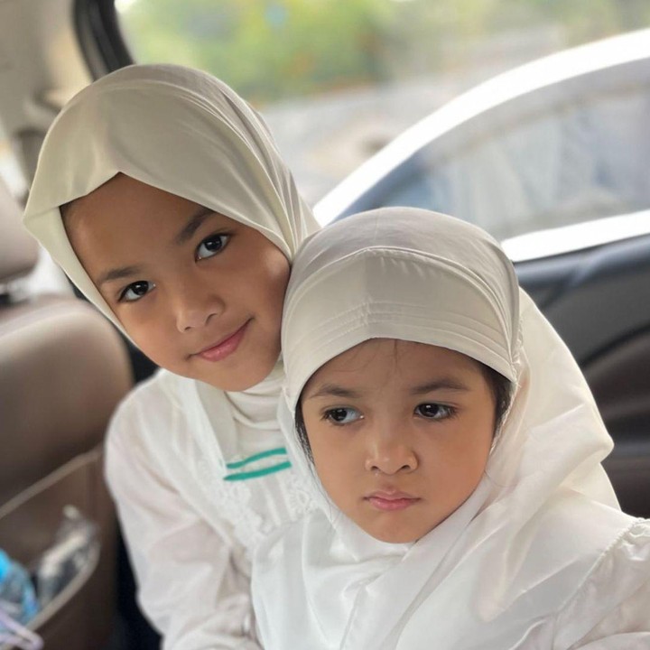 <p>Sebagai kakak, Aleena sangat menyayangi Adreena si adik bungsu. Adreena kini sudah berusia 4 tahun, Bunda. (Foto: Instagram @aleenaaufar @ollaramlan)</p>