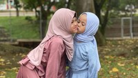 <p>Kedua putri Olla Ramlan tumbuh menjadi anak soleha yang cantik dengan mengenakan hijab ya, Bunda? (Foto: Instagram @aleenaaufar @ollaramlan)</p>