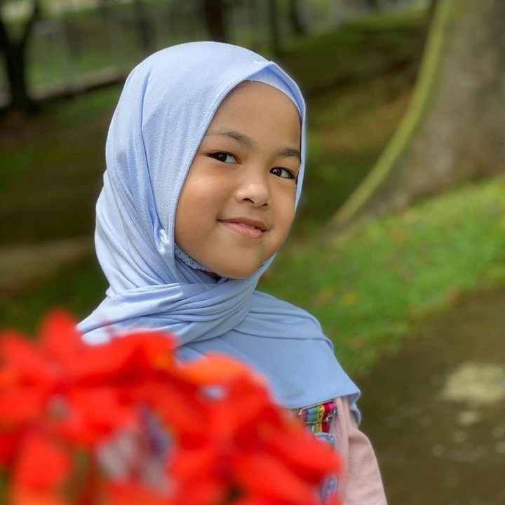 <p>Aleena benar-benar mengubah penampilannya jadi lebih tertutup. Ia tak pernah melepas hijabnya ketika tampil di depan umum. (Foto: Instagram @aleenaaufar @ollaramlan)</p>
