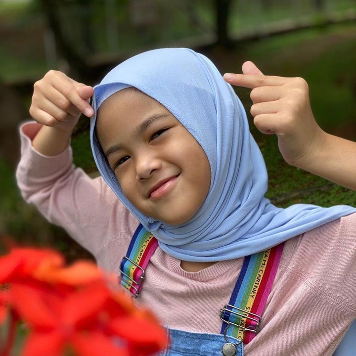 <p>Salah satu putrinya, Aleena Naira Hana Hutapea kini sudah berusia 7 tahun. Meski masih kecil, ia sudah mantap berhijab, lho. (Foto: Instagram @aleenaaufar @ollaramlan)</p>