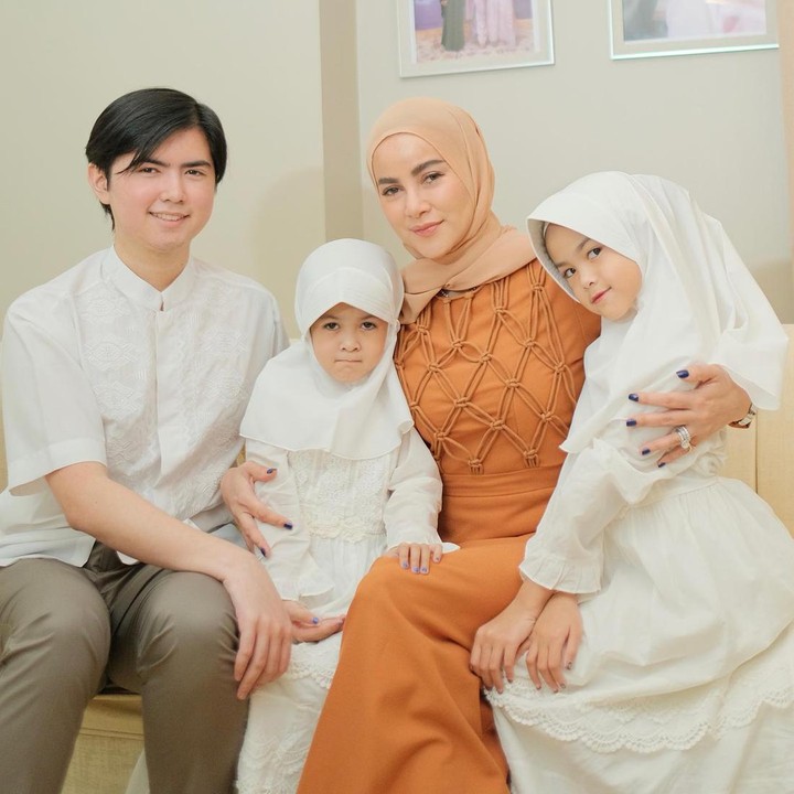 <p>Tak hanya Aleena, putri bungsu Olla Ramlan juga terlihat memakai hijab di beberapa kesempatan. (Foto: Instagram @aleenaaufar @ollaramlan)</p>