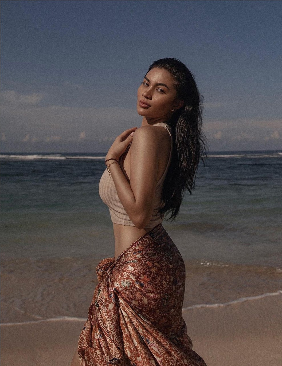 Ariel Tatum pemotretan di pantai&period;