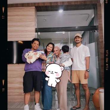 Arya Saloka dan Putri Anne Kompak Jenguk Anak Pertama Indah Permatasari
