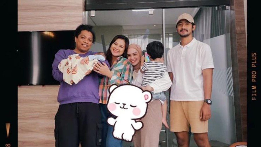Momen Arya Saloka dan Putri Anne menjenguk anak pertama Indah Permatasari dan Arie Kriting