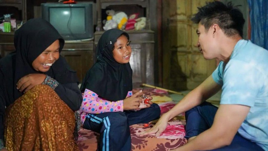 Baim Wong bertemu dengan Tamara dan keluarga viral di media sosial. Baim Wong bertemu dengan Tamara dan keluarga viral di media sosial.