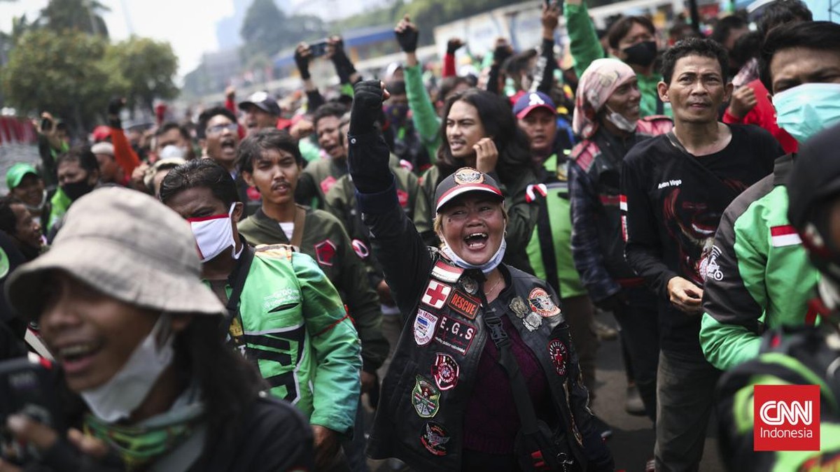 FOTO: Vonis Penganiaya Ade Armando hingga Momen Berkuda Prabowo-Puan