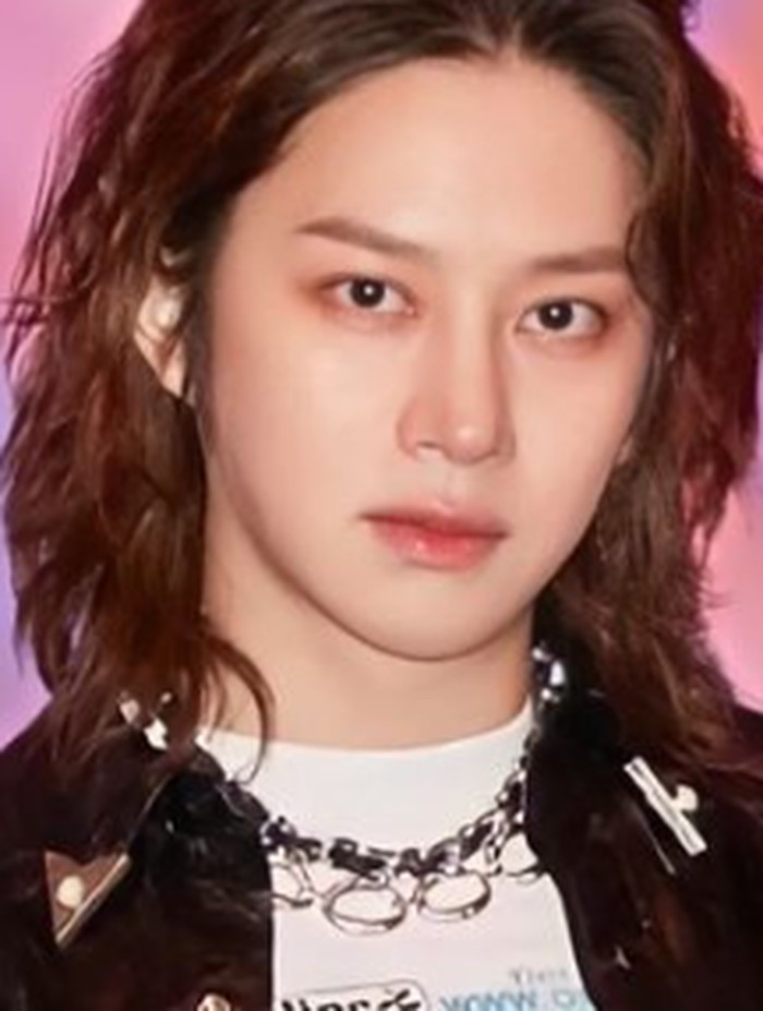 Di usianya yang menginjak kepala empat ini, Heechul membuat netizen takjub dengan wajahnya yang tidak berubah sejak debut./ foto: instagram.com/kimheechul_sj