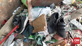 Tangis Orang Tua Kenang Tas Hitam Anak Korban Kecelakaan Maut Bekasi