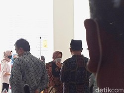 Risma Jenguk Balita Dianiaya Tetangganya di Blitar hingga Luka-Lebam