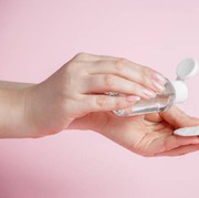 Selain Membersihkan Makeup, Ini Fungsi Lain Micellar Water yang Wajib Kamu Tahu