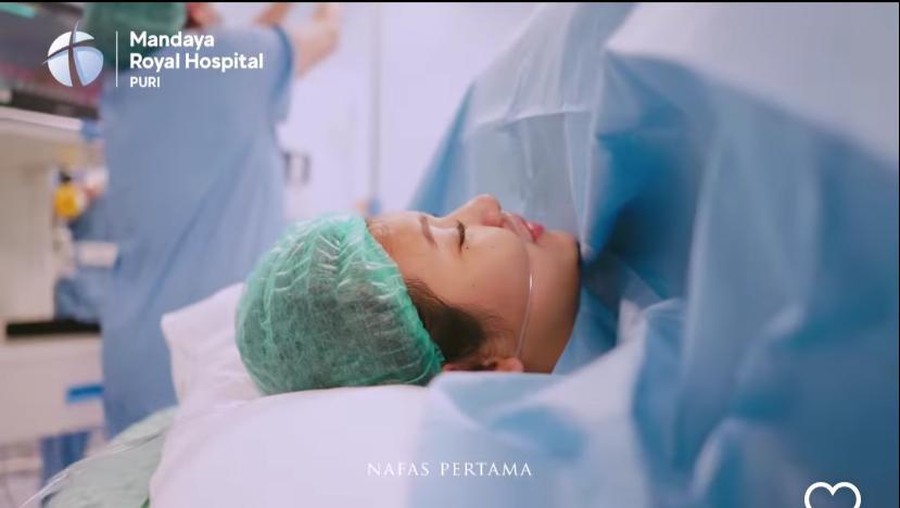 Momen Indah Permatasari Melahirkan