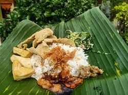 Lezat! Kombinasi Tiga Jenis Sambal dengan Urap Nasi Tahu Ni Sarti