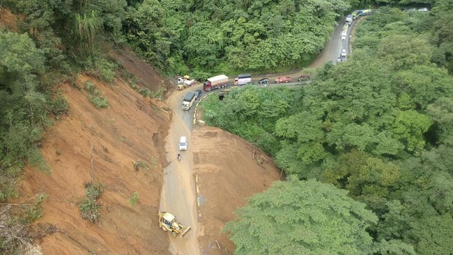 Longsor di area Sitonjau Lauik menimbun dan menyeret dua kendaraan hingga masuk jurang. Peristiwa itu terjadi persis di depan mobil rombongan gubernur Sumbar