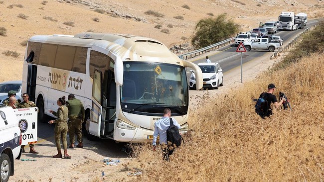 Setidaknya enam tentara dan seorang warga sipil terluka ketika satu bus Israel di Tepi Barat diberondong tembakan pada Minggu (4/9).
