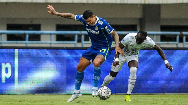 Luis Milla terlihat menampar Ciro Alves yang sebelumnya terduduk dengan kepala tertunduk saat Persib menang atas Rans Nusantara FC.