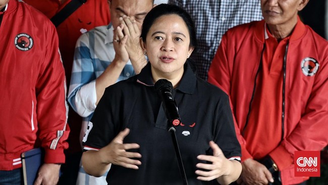 Ekspresi wajah Ketua DPR RI Puan Maharani saat membagikan kaus di Jawa Barat mendapat komen nyinyir warganet berbalut 'simpati'.