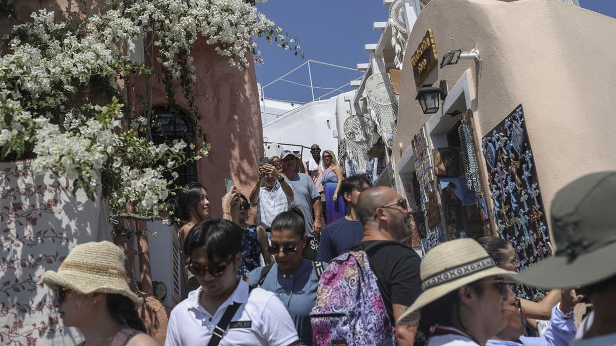 FOTO: Kala Santorini Kembali Dibanjiri Pelancong