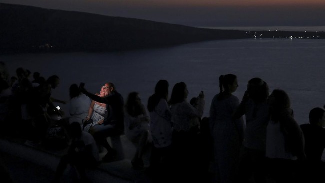 FOTO: Kala Santorini Kembali Dibanjiri Pelancong