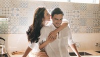 <p>Lewat laman media sosial Instagram, Raisa mengunggah deretan potret romantis untuk merayakan hari ulang tahun pernikahan mereka. (Foto: Instagram @raisa6690)</p>