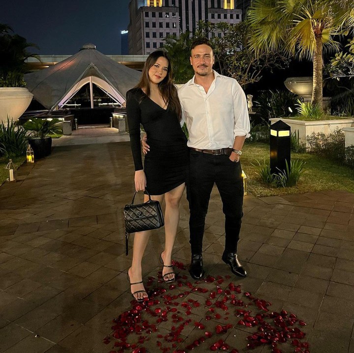 <p>Pasangan ini juga merayakan hari ulang tahun pernikahan dengan melakukan makan malam romantis, Bunda. (Foto: Instagram @raisa6690)</p>