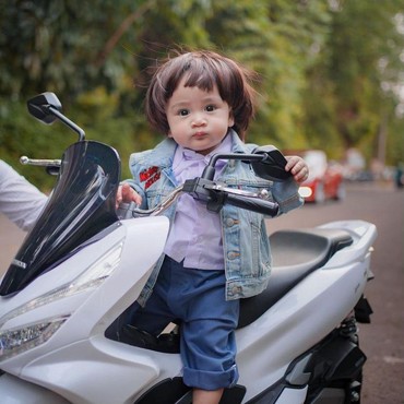 7 Potret Rayyanza Jadi Dilan Pakai Seragam SMA & Jaket Denim, Gemash!