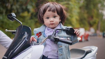 img-title 7 Potret Rayyanza Jadi Dilan Pakai Seragam SMA & Jaket Denim, Gemash!