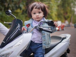 7 Potret Rayyanza Jadi Dilan Pakai Seragam SMA & Jaket Denim, Gemash!