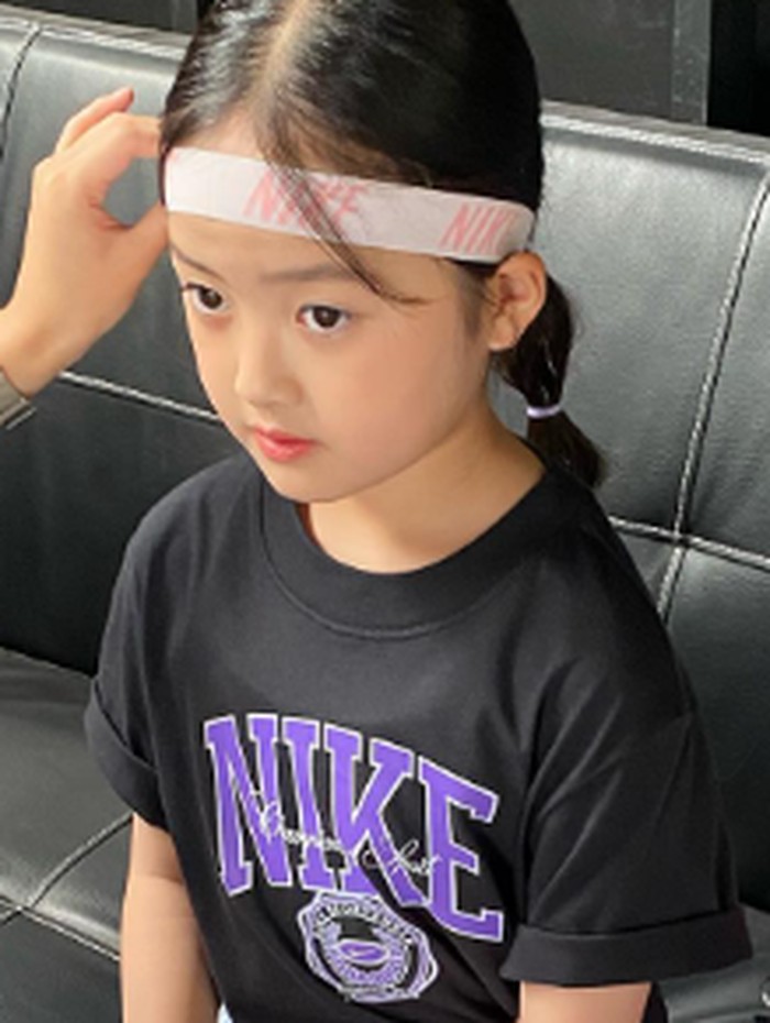 Sebagai seleb cilik, Yuli sendiri sedang menikmati proses tumbuh kembangnya. Belum lama ini, ia bahkan dipilih menjadi salah satu model terbaru dari Nike. Sukses selalu untuk Kwon Yuli!/ foto: instagram.com/1004yul_i
