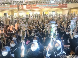 Heboh! 5.718 Mahasiswa Baru UMY Kompak Mainkan Wayang Serentak