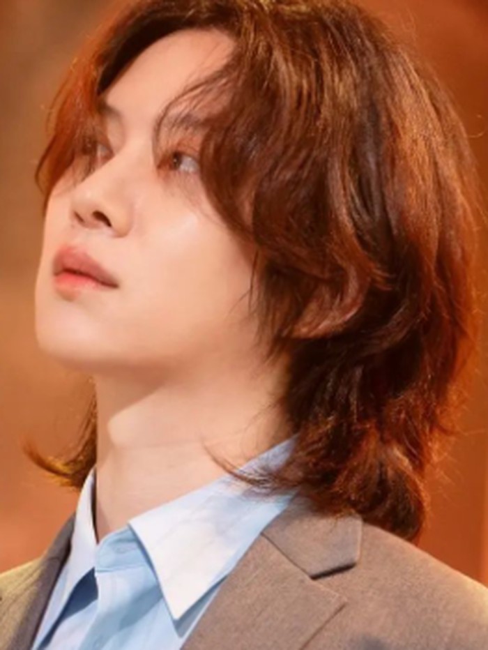 Selain itu, Heechul juga selalu identik dengan gaya rambut gondrong. Gaya ikoniknya yang satu ini pun membuat Heechul terlihat makin berkarisma!/ foto: instagram.com/kimheechul_sj