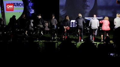 img-title VIDEO: Asyik Nonton Film Sambil Gowes di Polandia