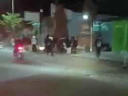 Aksi Perguruan Silat Lempar Batu Warnai Seabad PSHT di Madiun Viral