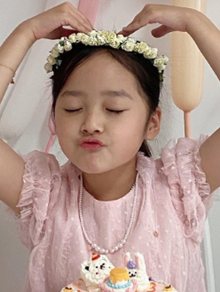Yuli juga memiliki kemampuan menyanyi dan menari yang cukup baik. Karena bakatnya tersebut, banyak netizen berharap suatu hari nanti Yuli bisa menjadi idol K-Pop./ foto: instagram.com/1004yul_i