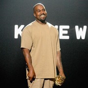 Kanye West Jual Hoodie Yeezy, Balenciaga, dan Gap Cuma Rp300 Ribuan!