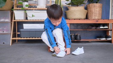 BAWA KAUS KAKI SAAT HENDAK MEMBELI SEPATU BARU
