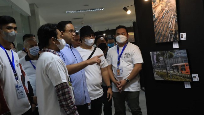 Anies mengajak warga Jakarta hadir dan berkunjung ke pameran foto ini supaya melihat dari dekat dan menjadikan sebagai inspirasi untuk melihat Jakarta.