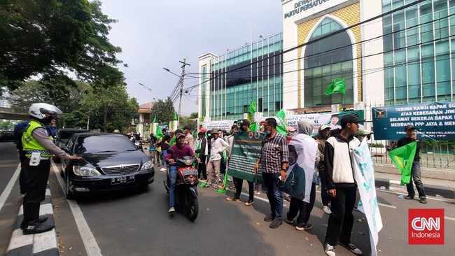 Berdasarkan pantauan aksi Barisan Milenial PPP untuk mendukung Suharso Monoarfa itu diikuti puluhan orang, dan terlihat anggota polisi berjaga.