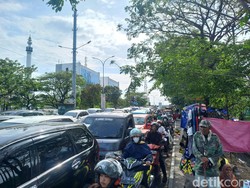 Satu Suara Mahasiswa hingga Ojol di Makassar Demo Tolak Kenaikan Harga BBM!