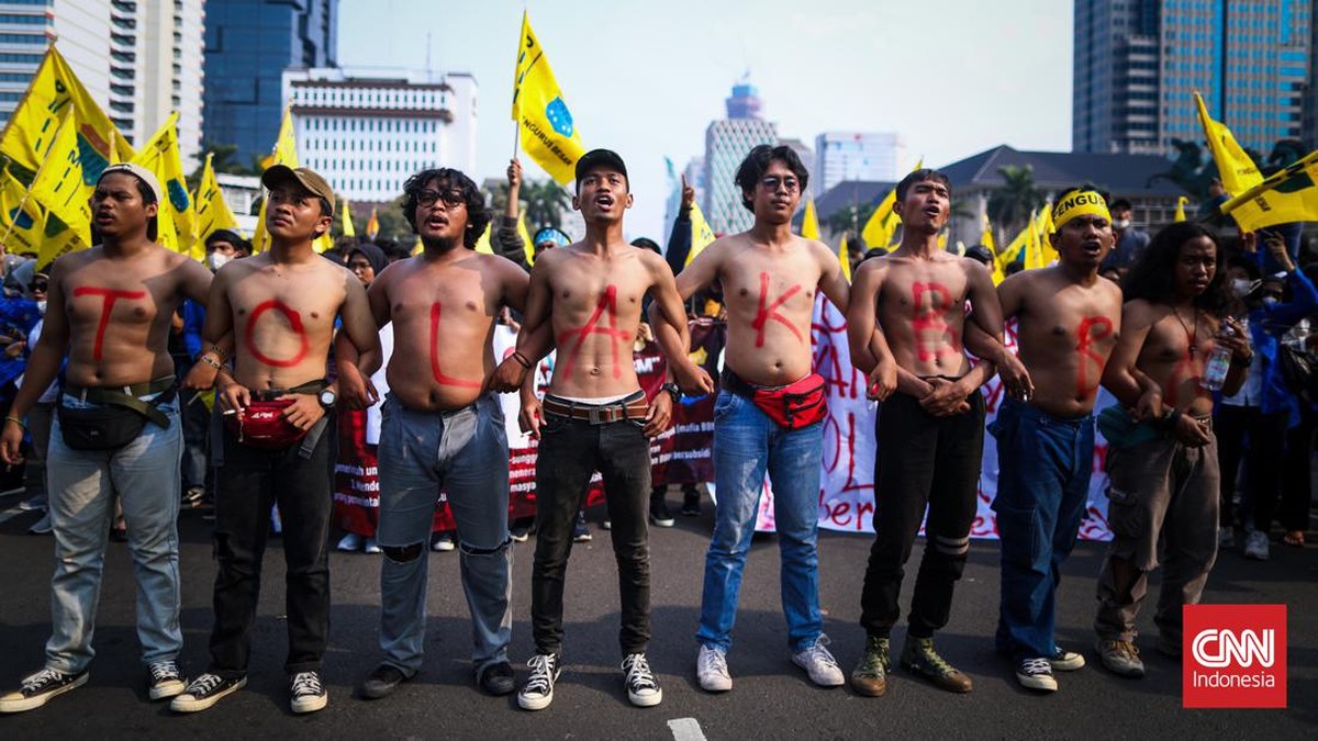 FOTO: Demo Panas Tolak Kenaikan Harga BBM di Patung Kuda Jakarta