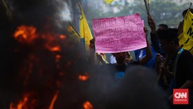 FOTO: Demo Panas Tolak Kenaikan Harga BBM di Patung Kuda Jakarta