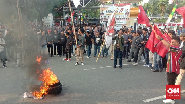Spanduk bergambar anggota DPRD Banten fraksi Gerindra dan Prabowo Subianto turut dirusak massa yang demo menolak kenaikan harga BBM.