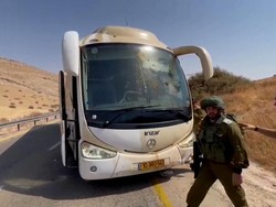 Dua Warga Palestina Tembaki Bus Berisi Tentara Israel di Tepi Barat