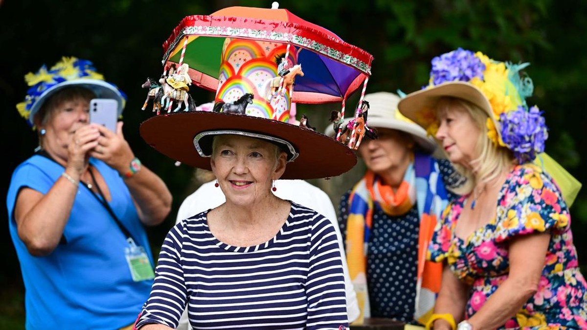FOTO: Mencari Hiasan Paling Kreatif di Festival Topi Inggris