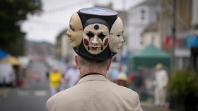FOTO: Mencari Hiasan Paling Kreatif di Festival Topi Inggris
