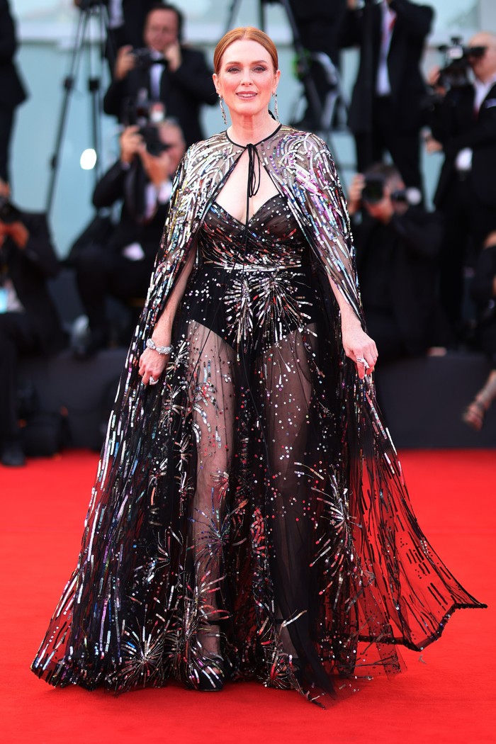 Aktris berusia 61 tahun, Julianne Moore membuktikan bahwa gaun transparan bisa dipakai oleh berbagai usia. Ia terlihat glamor memakai gaun aksen cape berhiaskan payet rancangan Valentino. Foto: Getty Images for Netflix/Andreas Rentz