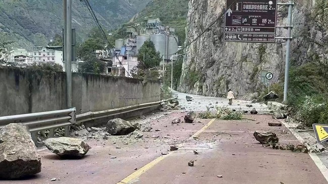 Kampung Uighur di China Diguncang Gempa M 5,9 Pusat Seismologikal Mediteranian Eropa (EMSC) menuturkan pusat gempa berada sekitar 111 kilometer dari tenggara Aral, Xinjiang, pada kedalaman 33 kilometer.